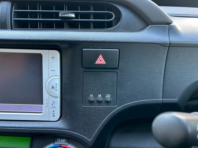 緊急時に押しやすい配置に配置されたハザードスイッチ！【アクア】